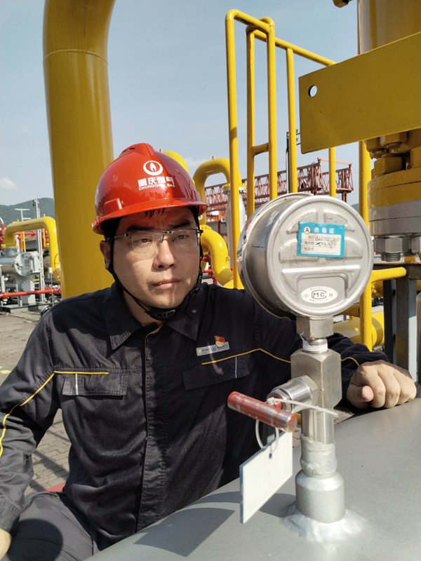 王志剛在燃氣廠站工藝區觀察燃氣設備運行情況。重慶燃氣集團供圖