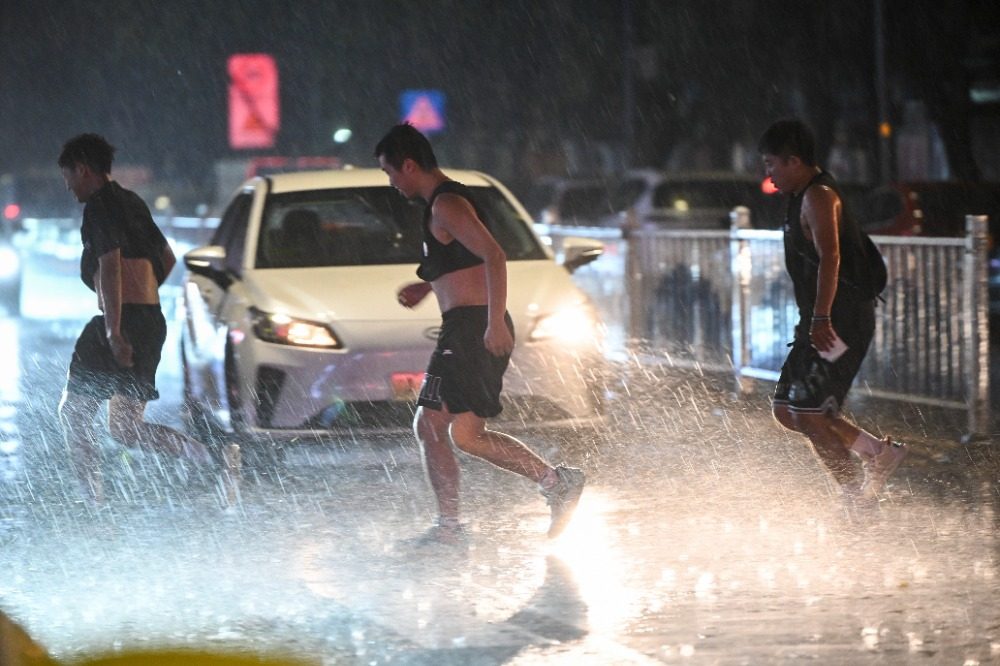 2025年8月6日，南岸區水雲路，突如其來的暴雨讓街上的市民們措手不及。記者 謝智強 攝