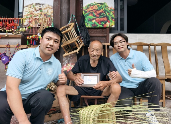 实践团为老人送上装裱好的照片。重庆电力高等专科学校供图