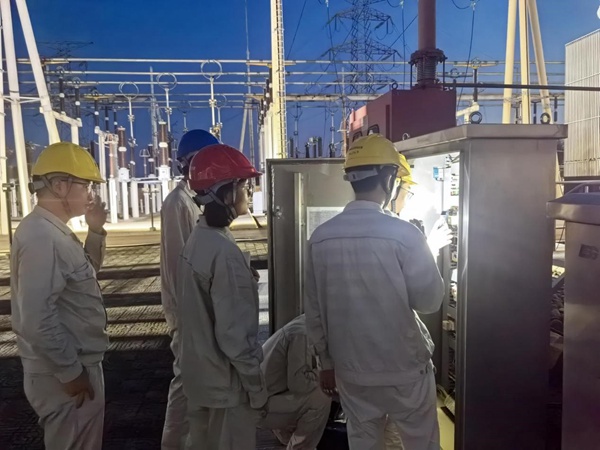 電力員工晝夜巡檢線路、設備。國網重慶永川供電公司