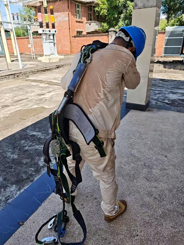 電力人員汗水濕透衣背。國網重慶永川供電公司