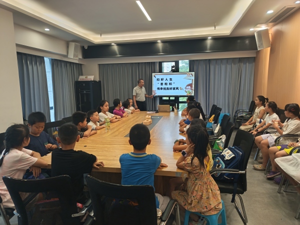 同学们聆听家风家训小故事。龙山街道供图