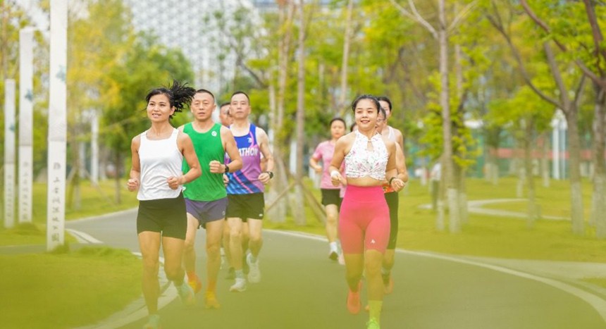 8月8日,墊江縣桂溪街道三合湖濕地公園,市民在跑步鍛煉身體。特約攝影 龔長浩