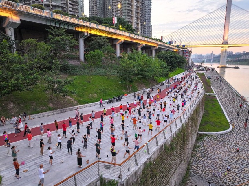 8月7日晚,沙坪壩區沙濱路,市民在中渡口碼頭景觀平台散步鍛煉(無人機照片)。通訊員 郭晉 攝