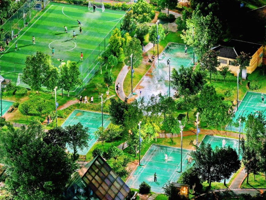 8月7日,萬盛經開區文體中心羽毛球公園,市民正在進行打羽毛球、踢足球、健步走等運動。通訊員 王瀘州 攝
