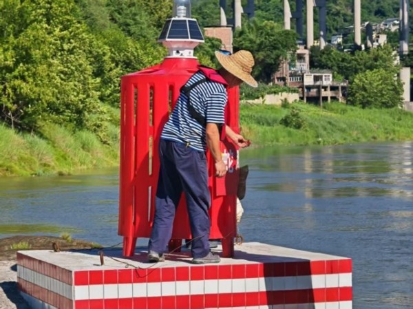 烈日下坚守的嘉陵江航道人。重庆市嘉陵江航道管理处供图