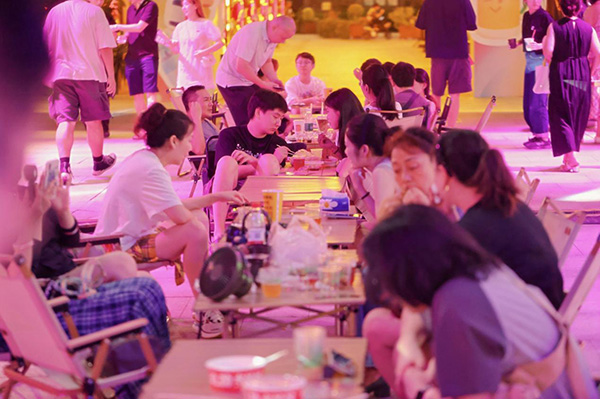 市民打卡“夜酒节”。重庆天地供图