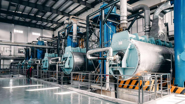 在珞璜电厂的污泥处置中心,工作人员操作设备将污泥送入锅炉发电。受访企业供图