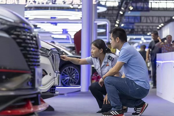高新區稅務人員走進重慶鑫源摩托車股份有限公司，了解企業生產經營情況，輔導企業合規享受出口退（免）稅政策。吳定雨攝