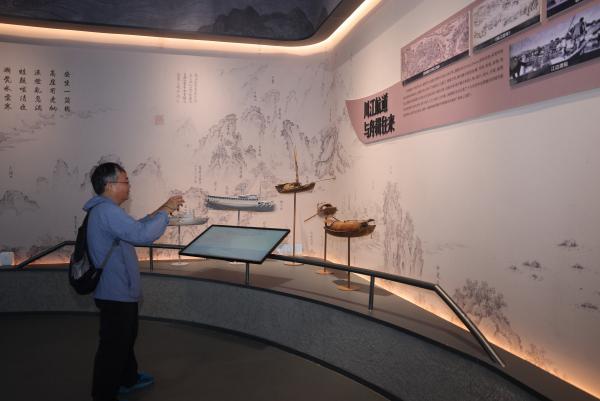 市民在江航运文化园展厅参观。江北区委宣传部供图