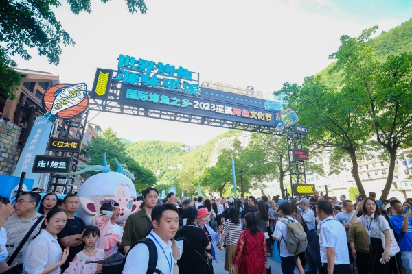 2023巫溪烤鱼文化节大宁古城人头攒动。受访者供图