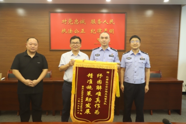 路面护航。巴南区公安分局交通管理支队供图