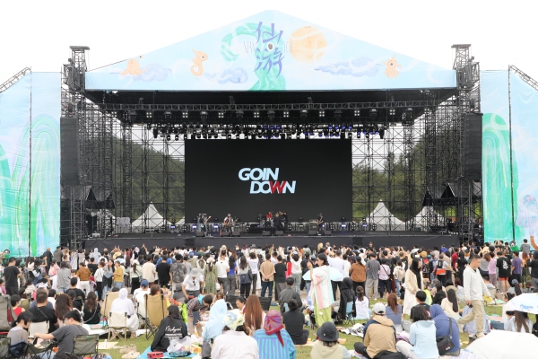 仙游舞台激情开唱。湛伟摄