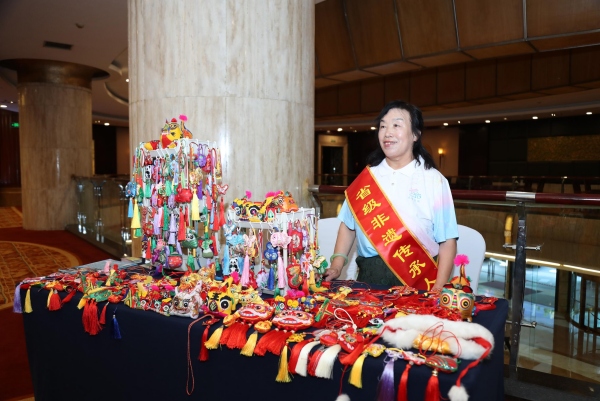 现场文旅产品展示。梁艳锋摄