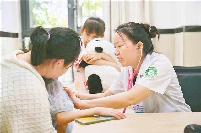 賀良萍正在為兒童患者看診,她准備了熊貓玩偶幫助孩子克服恐懼。