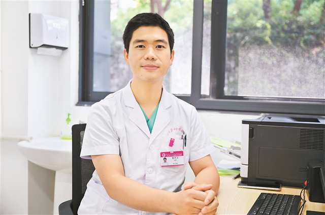 夏冰山擅於從細微處發現患者病因。本組圖片由記者梅耀攝/視覺重慶