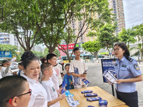 志愿者现场开展反诈宣传。龙山街道供图