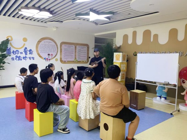 孩子们感受音乐魅力。任峰摄