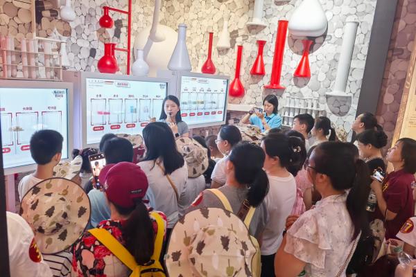 小朋友们在重庆市青少年禁毒教育基地参观学习。湛琳丽摄