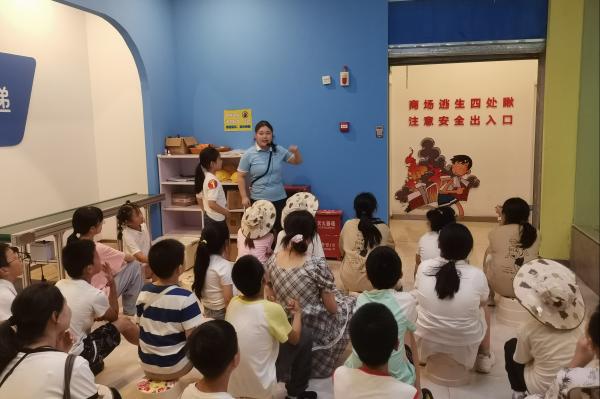小朋友们在重庆市青少年禁毒教育基地参观学习。湛琳丽摄