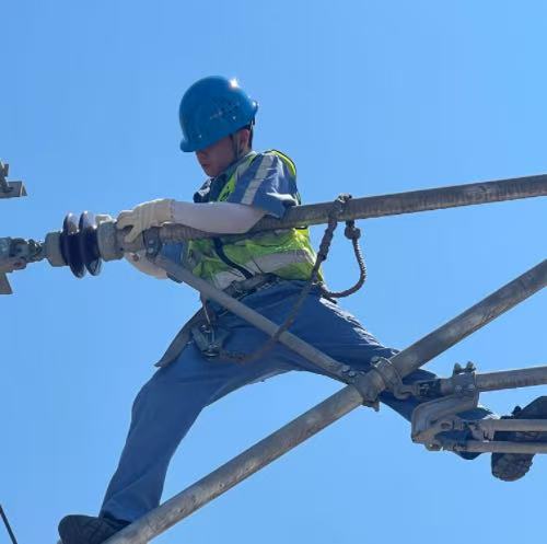 重庆轨道交通国博线草家湾车辆段接触网工班工作人员开展绝缘子检修作业。石苗苗摄