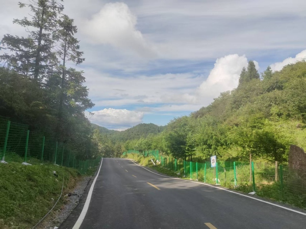 提档升级的道路。张丁摄