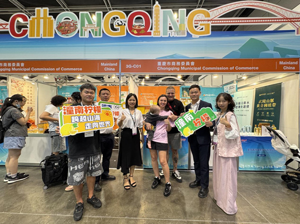 2025香港美食博覽會現場（右一為顏欣蘭）。重慶對外經貿學院供圖