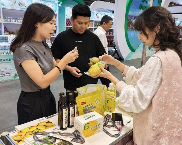 顏欣蘭（右一）向香港經銷商推介潼南檸檬產品。重慶對外經貿學院供圖