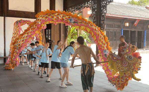 青少年体验舞龙。叶茂摄