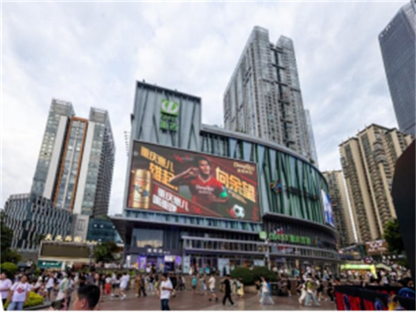 商圈中的海报。重庆啤酒供图