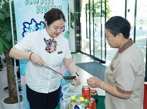 客户服务中心变身清凉港湾。中国人寿寿险重庆市分公司供图