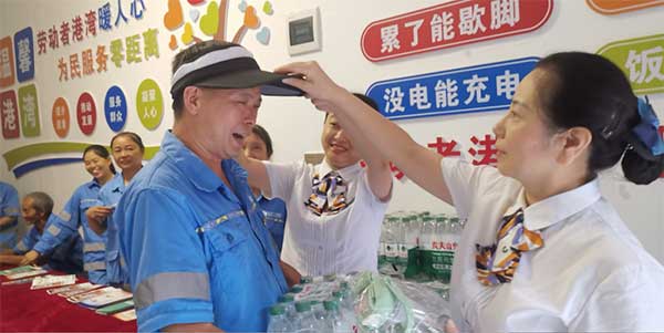 为环卫工人送去暖心问候。中国人寿寿险重庆市分公司供图