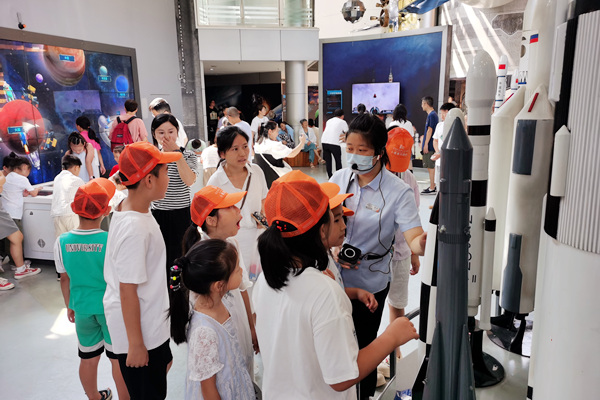 小星星志愿者走进重庆科技馆。渝中区图书馆供图