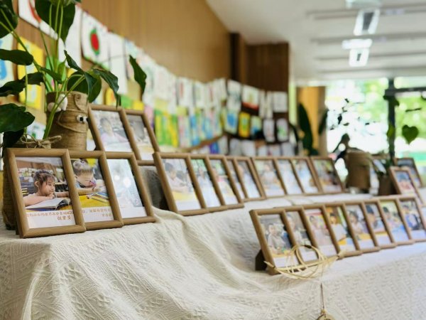孩子们的暑期生活被珍藏留念。任峰摄