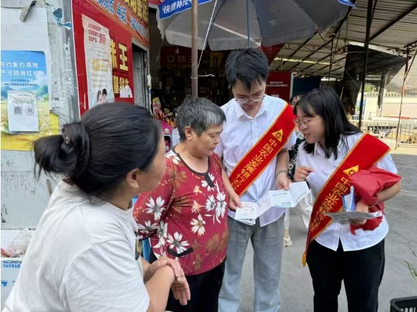 向群众讲解反洗钱知识。农发行重庆市石柱县支行供图