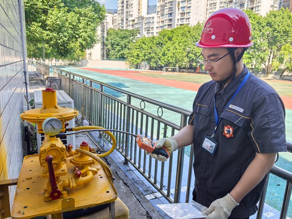 在华光小学,检查调压设备。重庆燃气集团供图
