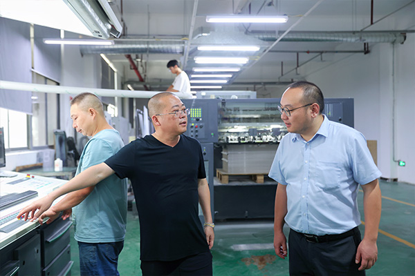 农行工作人员深入了解企业产品结构。向诗佳摄