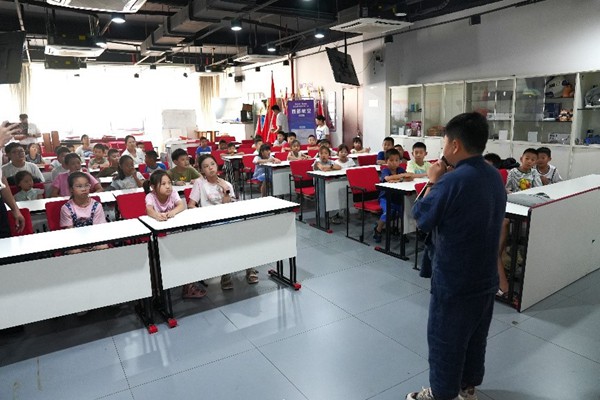 表演老師向孩子們介紹皮影戲。西部航空供圖