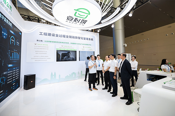 专家学者走进安心筑展台观摩交流。一智科技供图