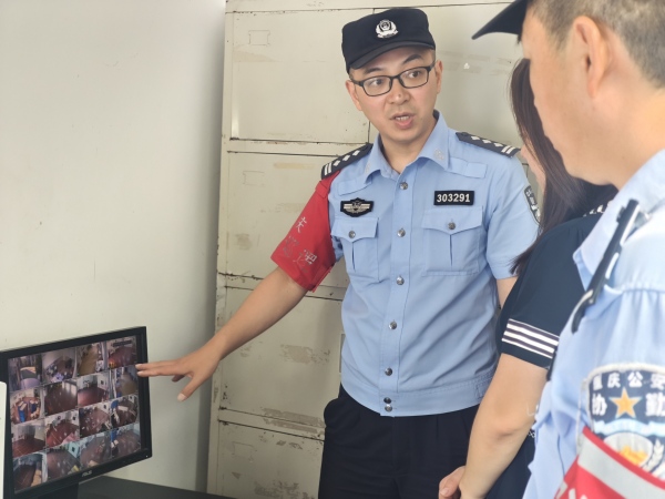 民警排查校园安全隐患。南岸区公安分局供图