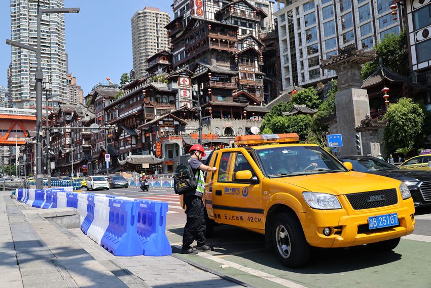 “紅岩燃小兵”到達渝中區洪崖洞，對景區內商業門店開展燃氣安全巡查。重慶燃氣集團供圖