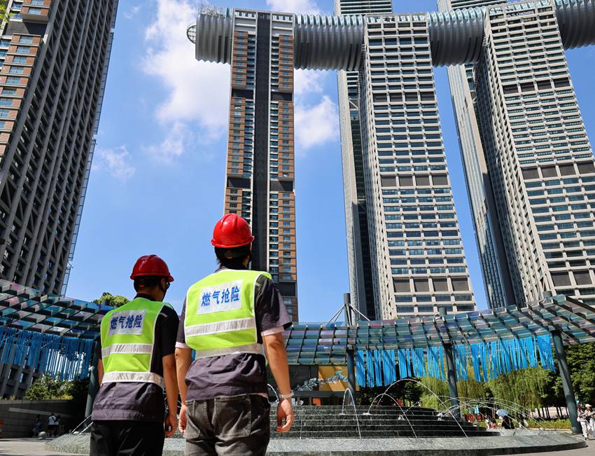 “紅岩燃小兵”順利完成渝中區來福士廣場燃氣險情處置。重慶燃氣集團供圖