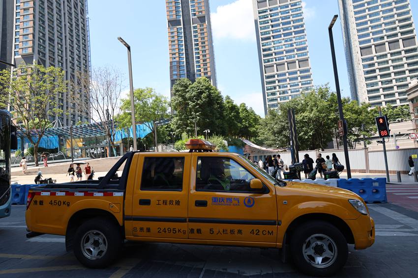 “紅岩燃小兵”駕駛重慶燃氣搶險車輛奔赴下一個目的地。重慶燃氣集團供圖