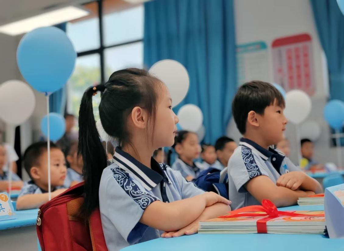 勉仁小学一年级新生在上礼仪课。晏滢滢摄