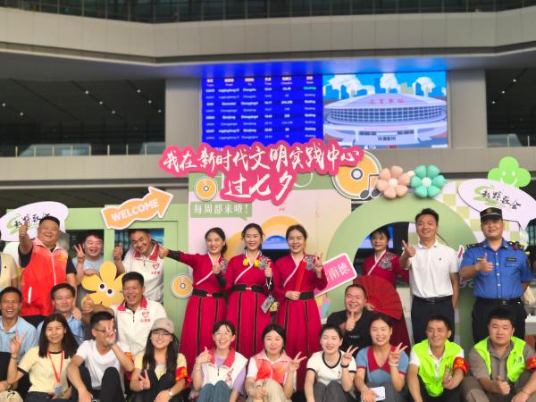 辖区志愿者在“我在新时代文明实践中心过七夕”主题墙前合影。长生桥镇乐陶社区供图