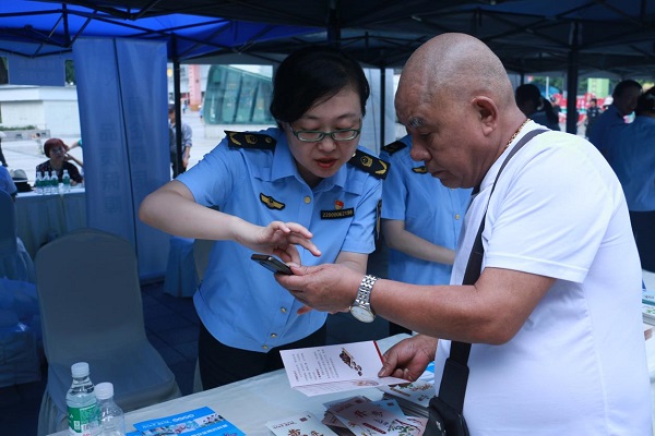 现场工作人员为市民讲解安全用药注意事项。重庆市药品监督管理局供图