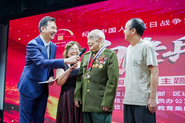 101歲抗戰老戰士喻良科走進萬州二中講述抗戰故事。黃建樺攝