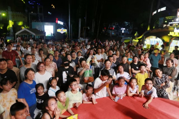 游客夜晚在景區游玩。景區供圖