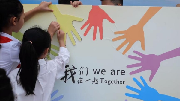 同心共绘KT板拼图。学校供图