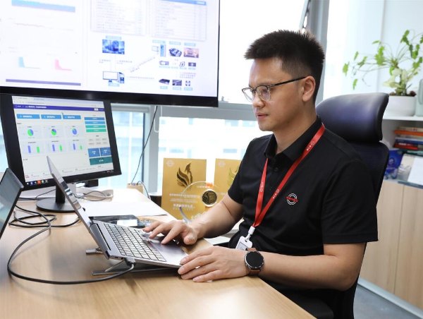 工作中的彭江。張小鳳攝